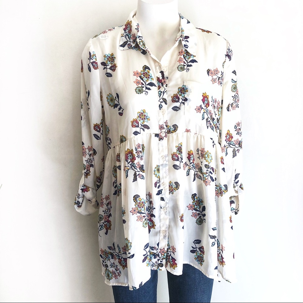 ✨3/30 NWT Floral Button Down Blouse